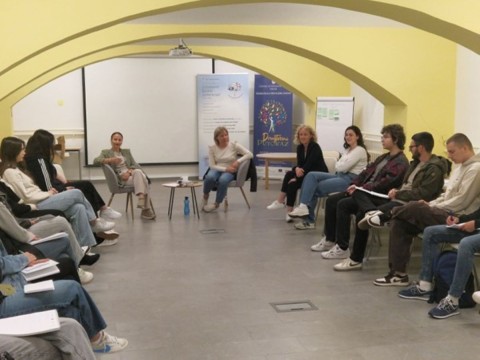 Primjene komunikacijskih vještina u radu s korisnicima Obiteljskog centra
