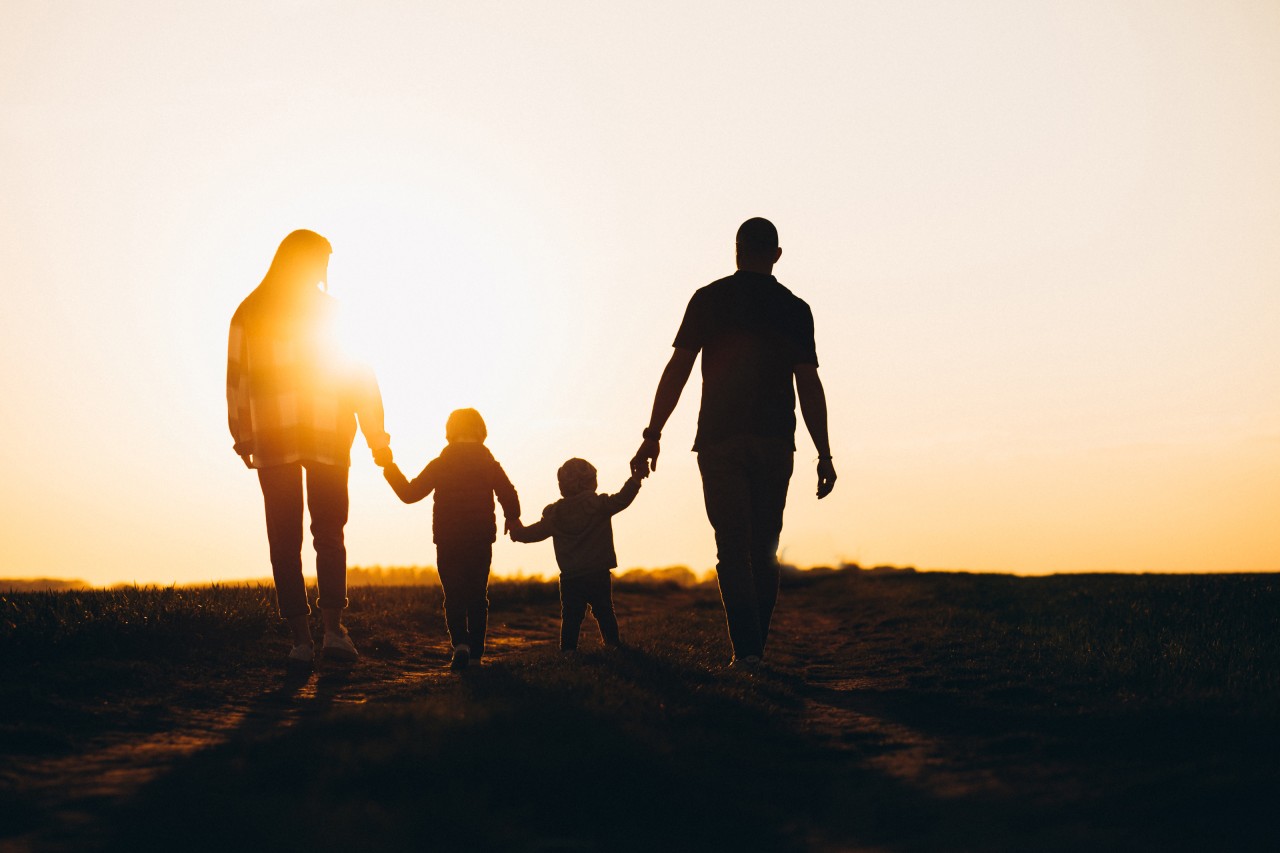 happy-family-silhouette-sunse_20240927-132818_1