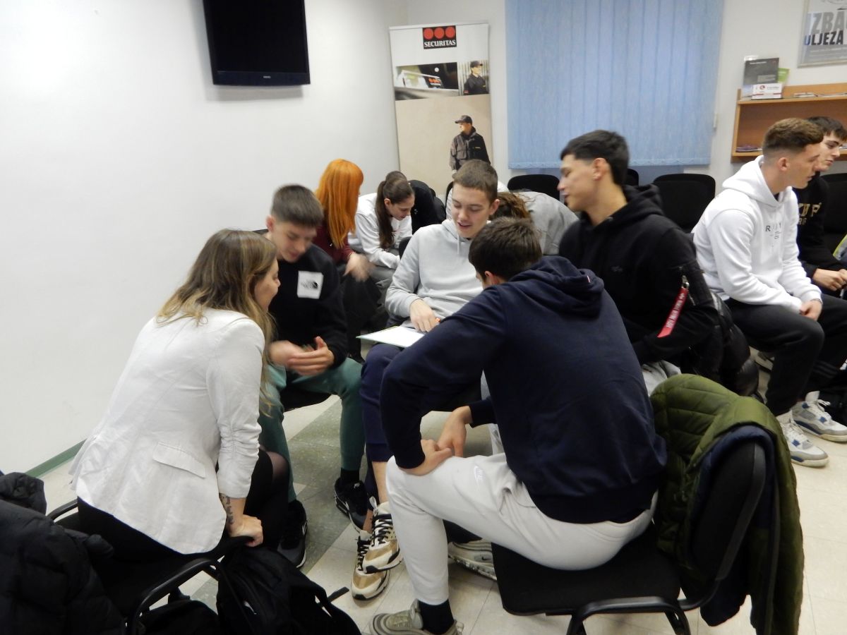 Radionica za srednjoškolce „Mladenačke veze: ljubav sa stavom“ – prevencija nasilja u mladenačkim vezama