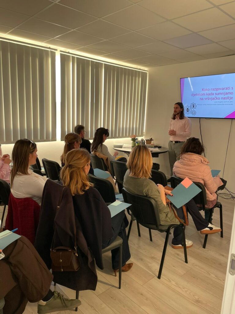 ODRŽANO PREDAVANJE „KAKO RAZGOVARATI S DJETETOM KADA SUMNJAMO NA VRŠNJAČKO NASILJE“